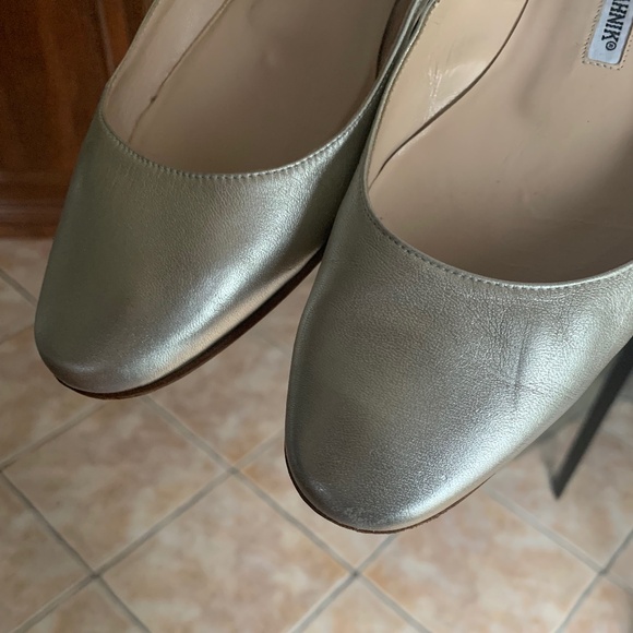 Manolo Blahnik Metallic Platinum Leather Flats - Picture 14 of 16